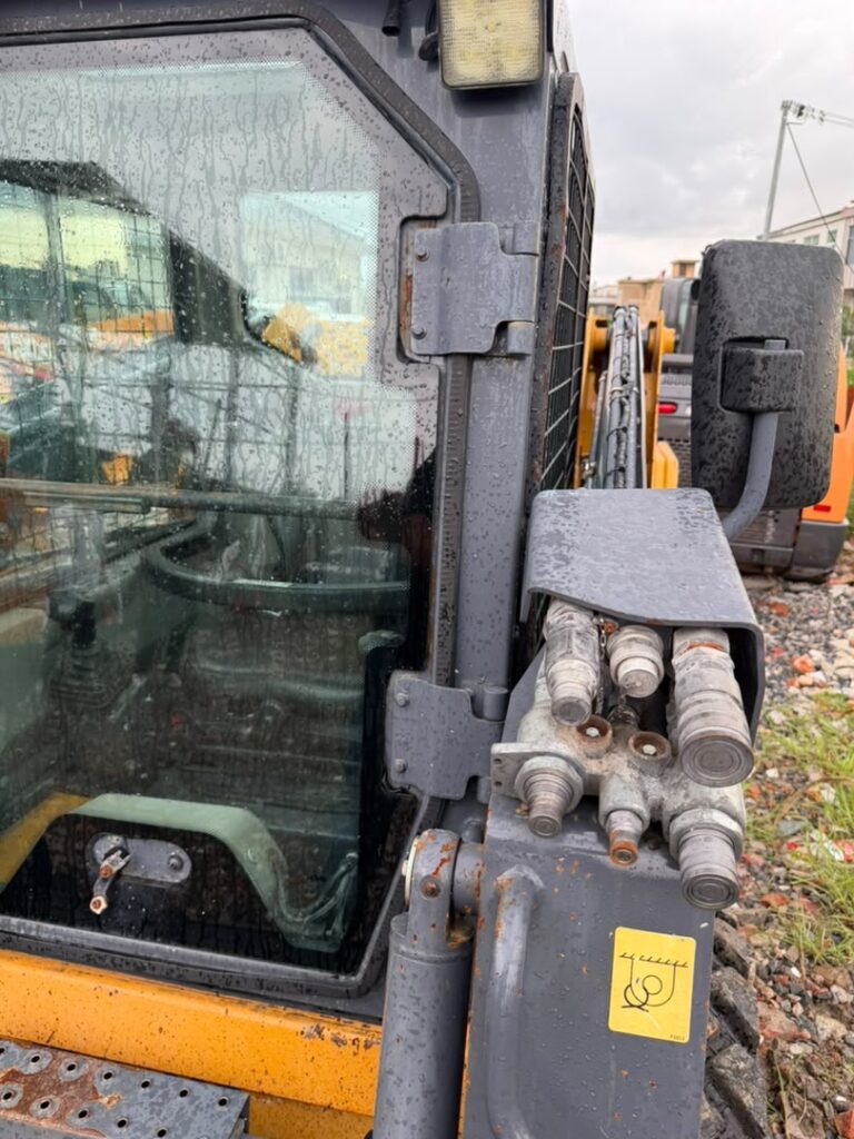 Minicargador XCMG XC750K