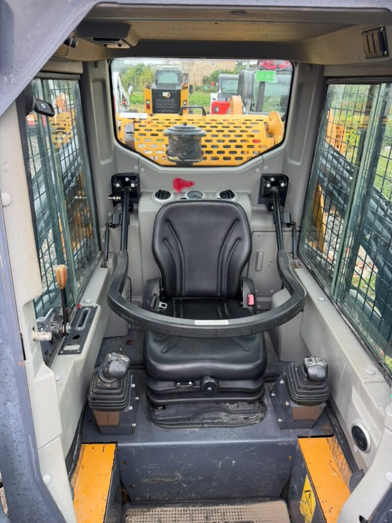 minicargador xcmg xc750k 05